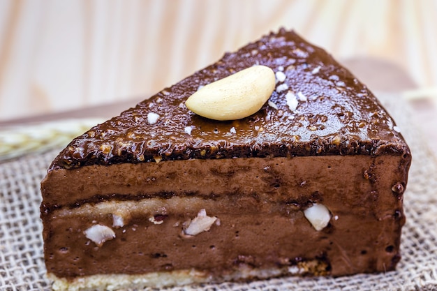 Torta al cioccolato con noci del brasile, noci brasiliane utilizzate nei dolci brasiliani