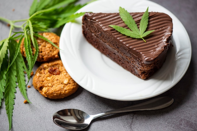大麻の葉とチョコレートケーキ-マリファナの葉は白いプレートに植物、大麻食品自然ハーブ