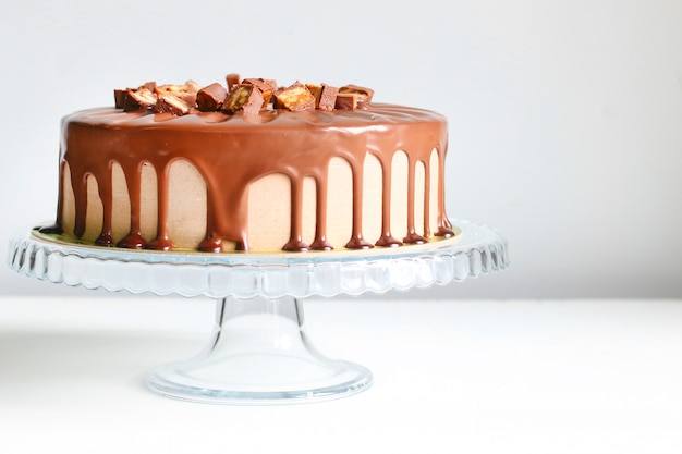 Torta al cioccolato con caramello su un piatto