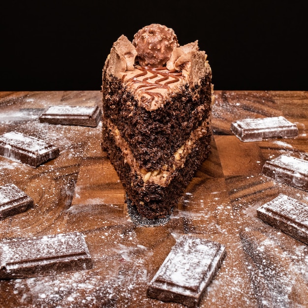 チョコレート片と粉砂糖のチョコレートケーキ