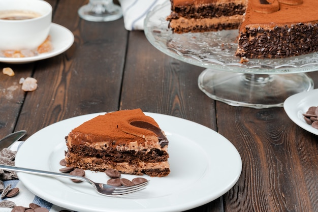 上のチョコレートパウダーとチョコレートケーキ