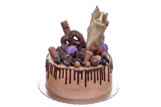 Шоколадный торт с конфетами на день рождения. На белом фоне.