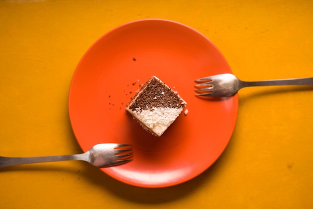 세라믹 접시에 코코넛 칩이 있는 초콜릿 케이크