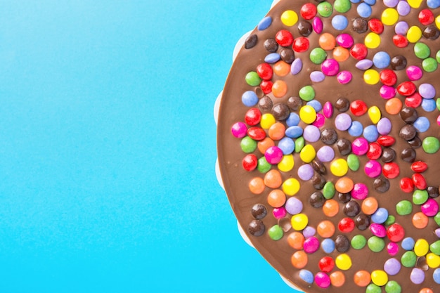 Foto torta al cioccolato con caramelle colorate