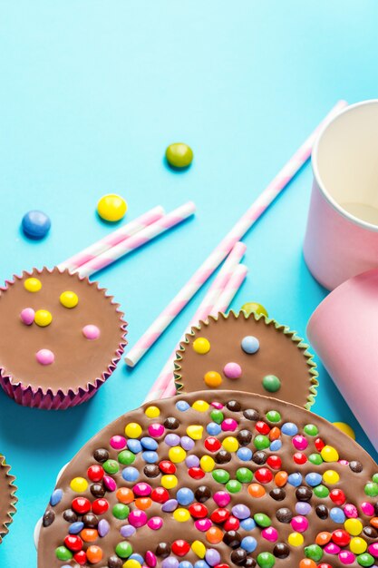 Foto torta al cioccolato con caramelle colorate