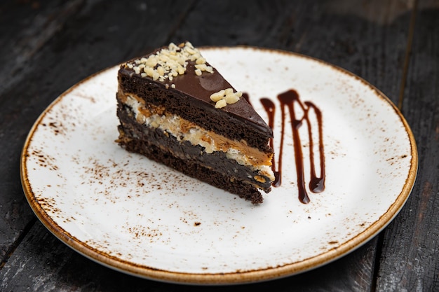 шоколадный торт со сливками на деревянном фоне