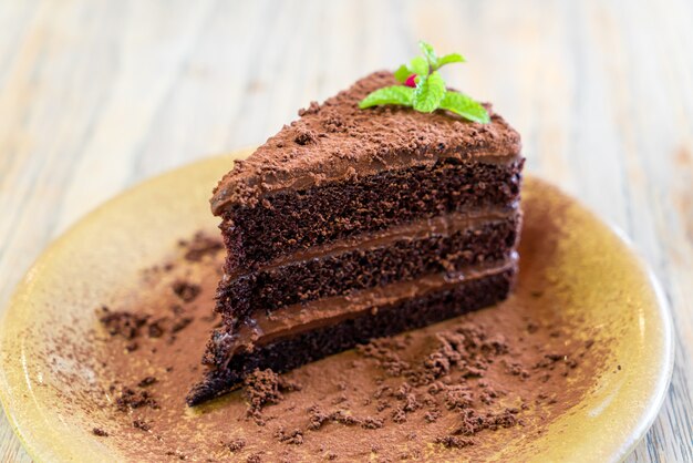 カフェやレストランのプレートにミントとチョコレートケーキ