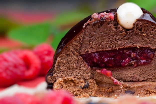 Torta al cioccolato con ripieno di lamponi