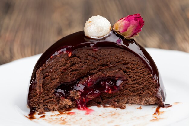 Torta al cioccolato con ripieno di marmellata di lamponi