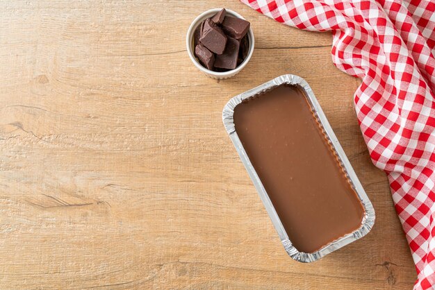 ソフトガナッシュとチョコレートケーキ