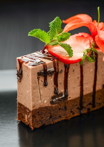 Torta al cioccolato con fragole sulla banda nera e nera