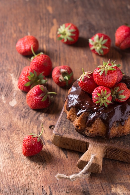 Chocolate cake with strawberries