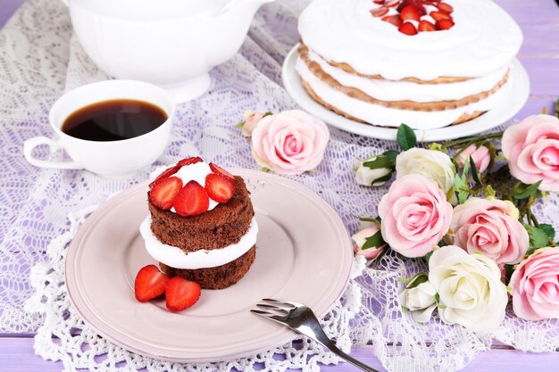 나무 테이블 근접 촬영에 딸기와 초콜릿 케이크