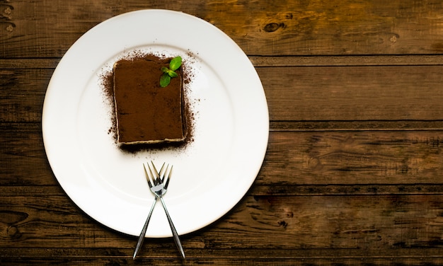 Torta al cioccolato su tavola di legno