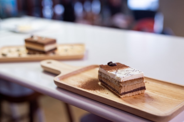 ミニカフェで木の板にチョコレートケーキ