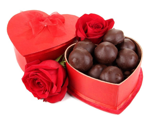 Шоколадные конфеты в подарочной коробке, изолированные на белом