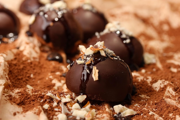 Шоколадные конфеты с орехами крупным планом