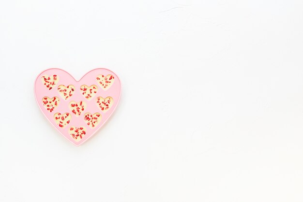 Шоколадные конфеты с клубникой в форме сердца