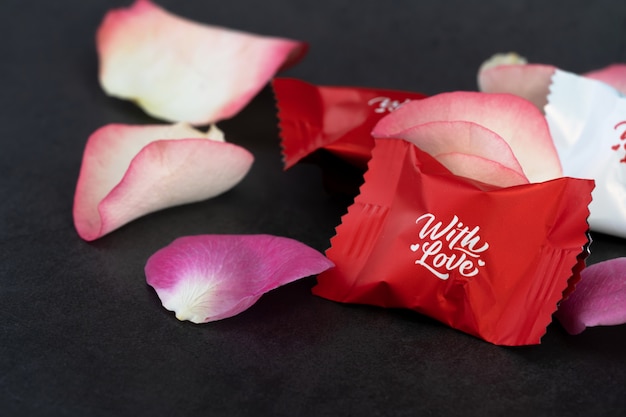 チョコレート菓子とバラの花びら。