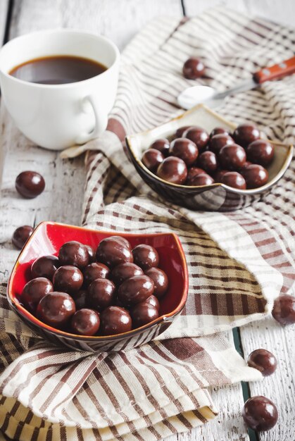 Foto caramelle al cioccolato e tazza da tè