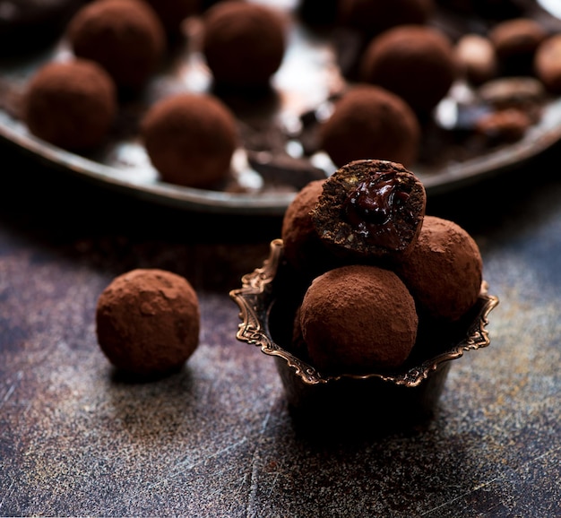 Primo piano dei tartufi di caramelle al cioccolato