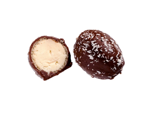 흰색 배경에 격리된 충전물이 있는 초콜릿 사탕.