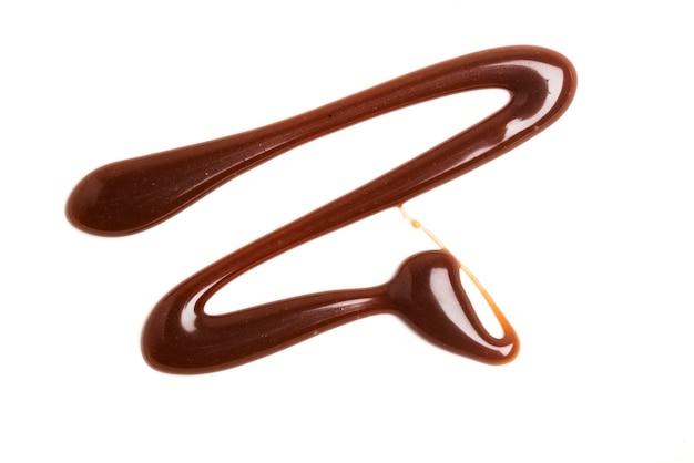 Salsa al caramello al cioccolato si increspa su un semplice fondo bianco