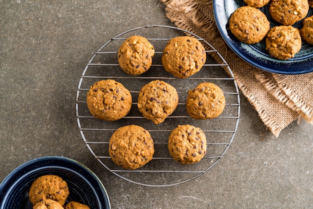 chocolate and cashew nut cookies