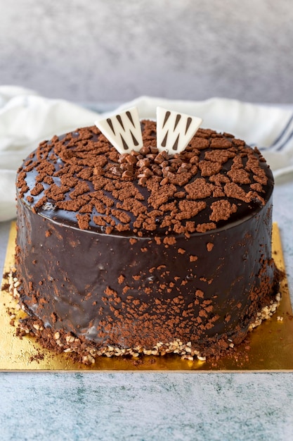 灰色の背景にチョコレートのお祝いケーキの誕生日ケーキをクローズ アップ