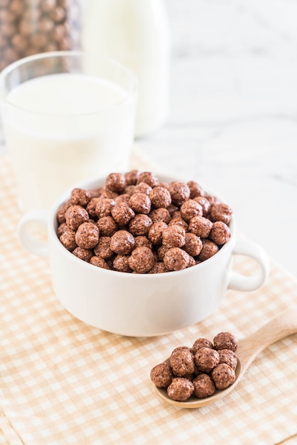 Ciotola di cereali al cioccolato