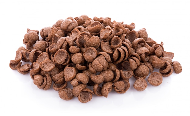 Cereali al cioccolato isolati su bianco