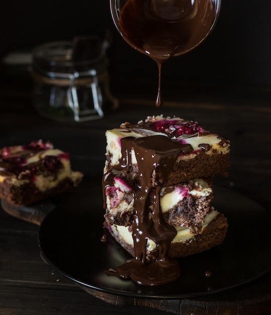 チョコレートチーズケーキ、ブラウニー、チェリー。チョコレートチェリーケーキ。チョコレートケーキのピース