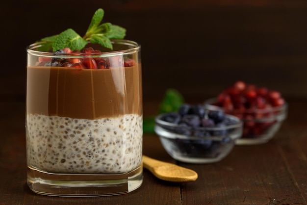 Photo chocolate chia pudding dessert with blueberries sweet pudding