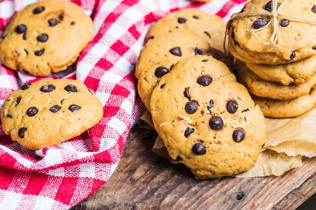 Chocolate chip cookie op een witte achtergrond