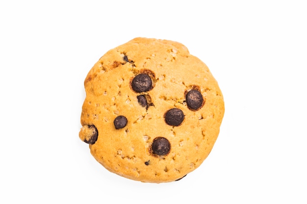 Chocolate chip cookie op een witte achtergrond