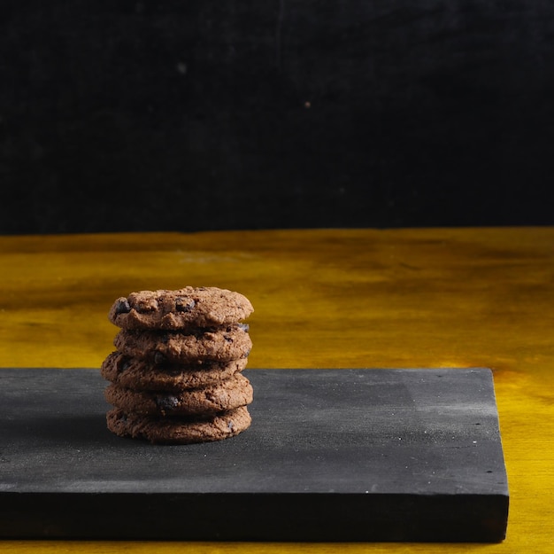 黒い背景にチョコレート チップ クッキー