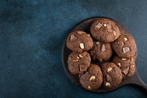 Biscotti con scaglie di cioccolato biscotti brownie biscotti con cioccolato e noci dessert vegetariano dessert americano