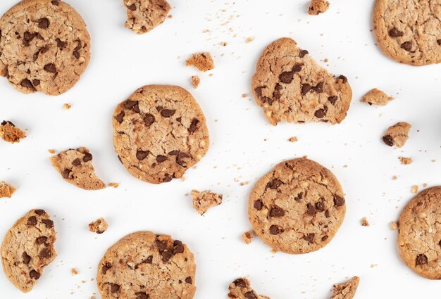 Photo chocolate chip cookies isolated on white background top view flat lay pattern