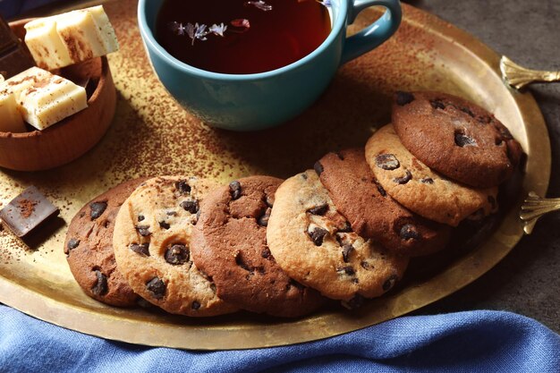 Foto biscotti al cioccolato su un primo piano del vassoio di metallo