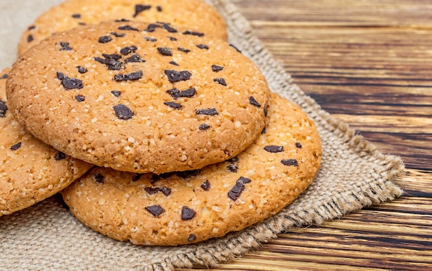 Biscotti con gocce di cioccolato su tela di sacco vista dall'alto