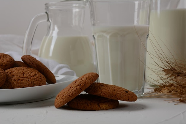 흰색 바탕에 우유와 초콜릿 칩 쿠키