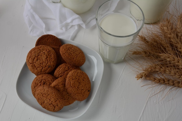 Biscotti al cioccolato con latte su sfondo bianco