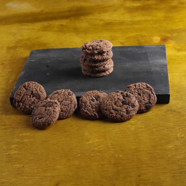 Foto biscotti al cioccolato su fondo in legno