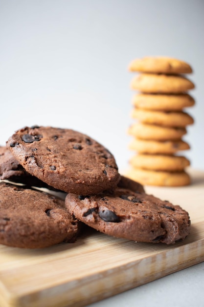 Foto biscotti al cioccolato su una tavola di legno