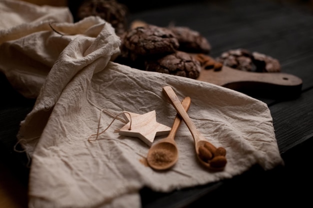 장식으로 둘러싸인 나무 테이블에 초콜릿 칩 쿠키. 선택적 초점입니다.