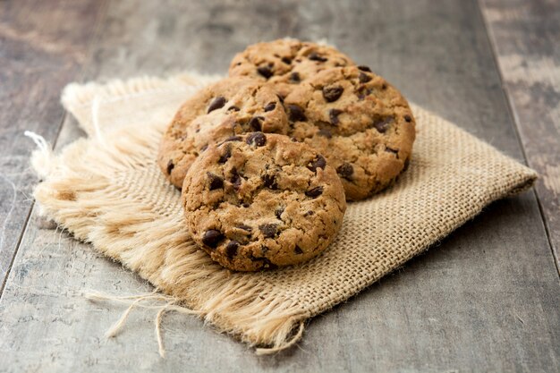 Biscotti al cioccolato sulla tavola di legno