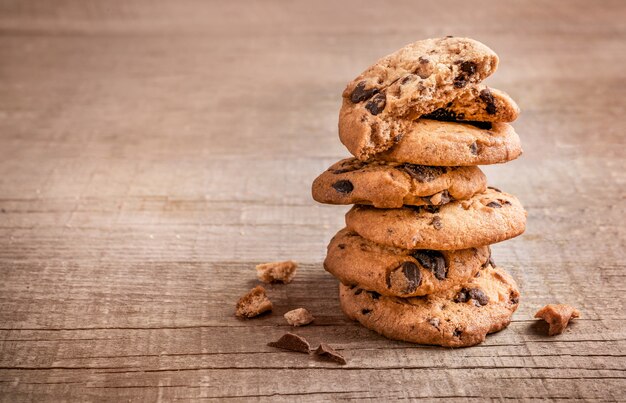 Biscotti di pepita di cioccolato su legno