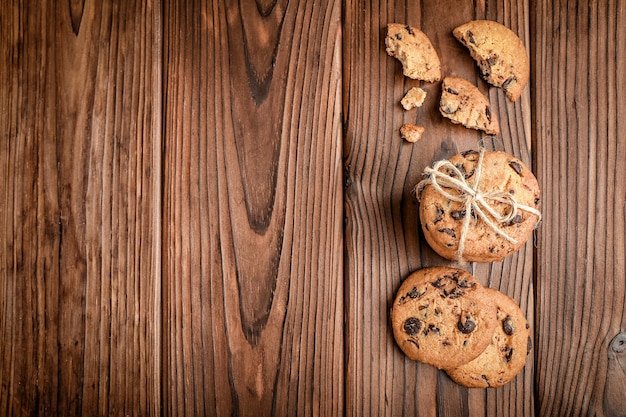 Biscotti di pepita di cioccolato su legno