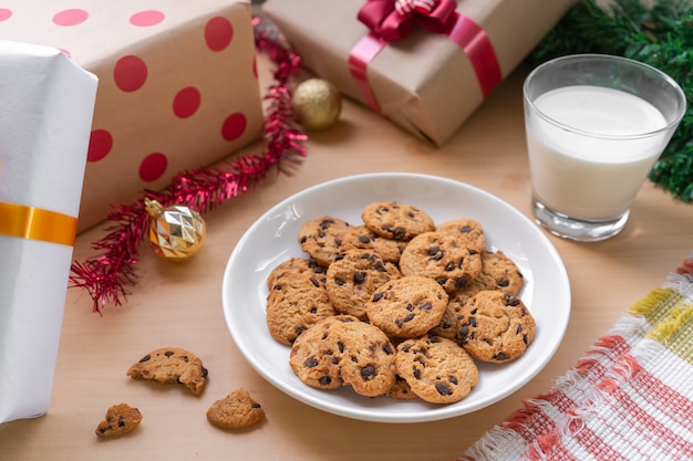 Photo chocolate chip and milk  an appetizer for morning holiday