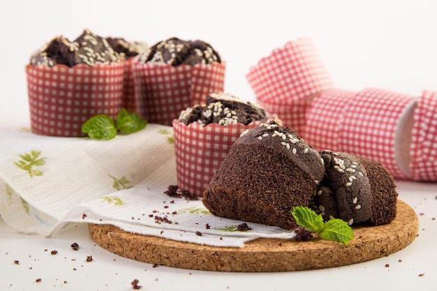 Foto muffin al cioccolato sul tavolo.